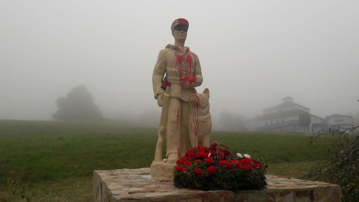 Kontroverzní sochu pohraničníka v Cínovci někdo polil červenou barvou